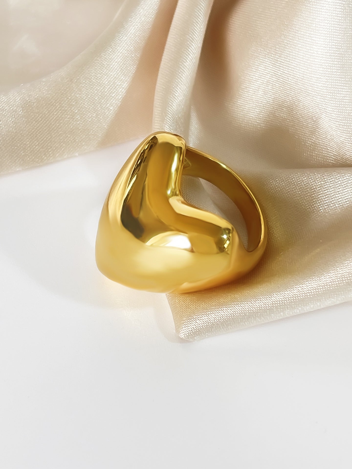 Glossy Love Shape 18K Gold Fashion Ring