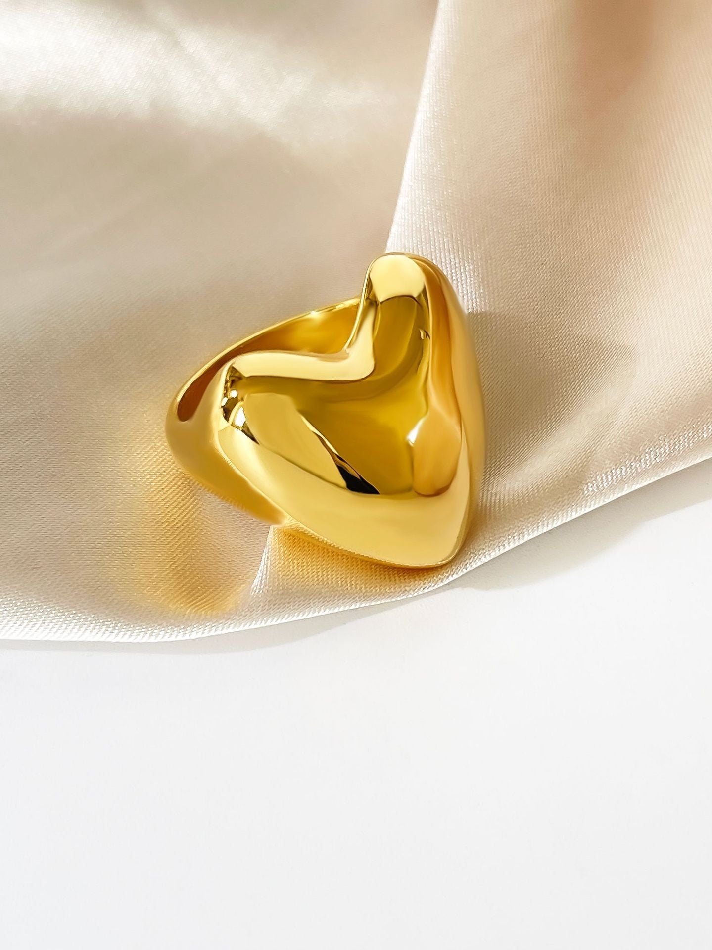 Glossy Love Shape 18K Gold Fashion Ring