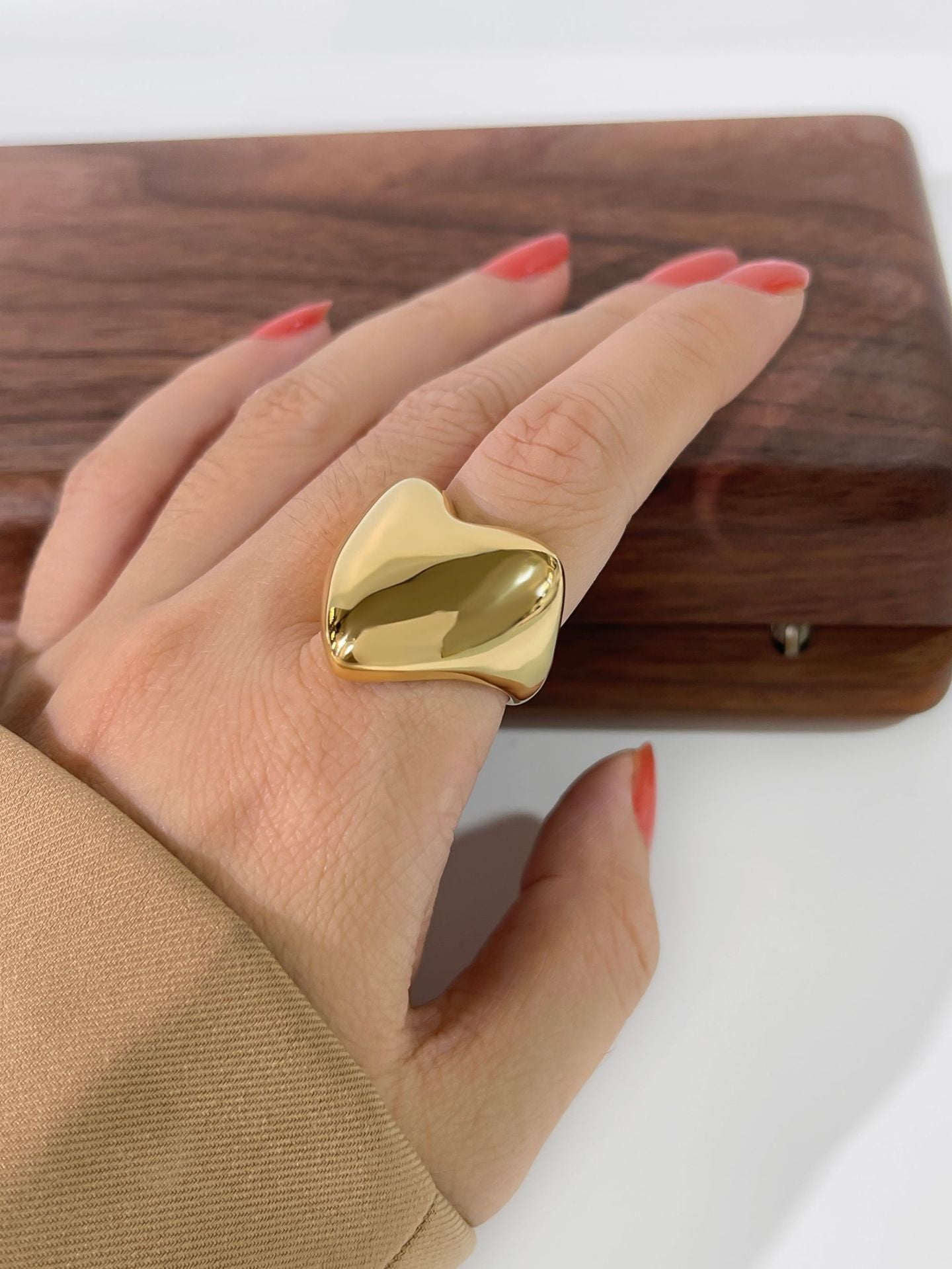 Glossy Love Shape 18K Gold Fashion Ring