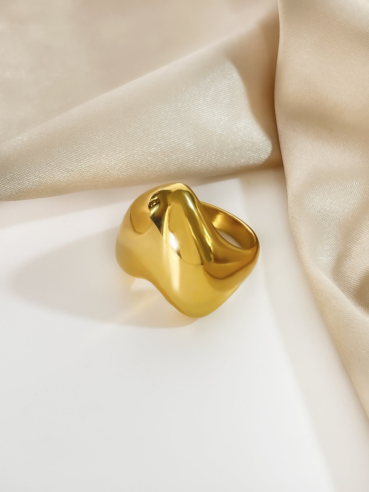 Glossy Love Shape 18K Gold Fashion Ring